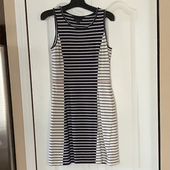 Tommy Hilfiger - Picture 2 of 5